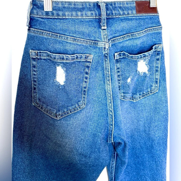 Hollister Jean Distressed 3R- waist is 26 inseam is 26 inches.  Med blue. - Picture 4 of 9